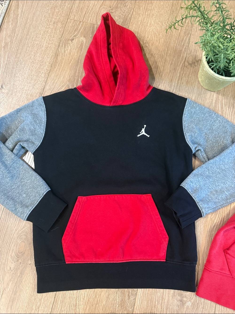 ((3 PIECE)) BOYS JORDAN AND NIKE HOODIE AND TEE BUNDLE SIZE MEDIUM EUC - Picture 4 of 4